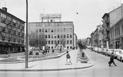 Magyarország, Kaposvár, Kossuth Lajos utca a Fő utcáról nézve, előtérben az Európa Park (Latinka Sándor tér)., 1968, Építésügyi Dokumentációs és Információs Központ, VÁTI, park, utcakép, életkép, lámpaoszlop, Fortepan #29335