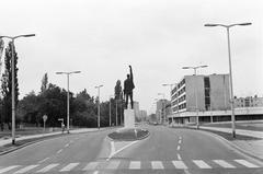 Magyarország, Debrecen, Nagy Lajos király (Március 21.) tér, Egyetem sugárút (Tanácsköztársaság útja). Kiss István: Proletár (1961)., 1980, Mezei Attila, Léczfalvi, Fortepan #293412