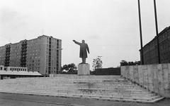 Magyarország, Debrecen, Hunyadi János utca a Kölcsey Művelődési Központ mellett. Lenin szobor (id. Kalló Viktor, 1975.)., 1980, Mezei Attila, Léczfalvi, Fortepan #293414