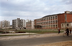 Magyarország, Tatabánya, Béla király körút, Arany János Általános Iskola (később Edutus Főiskola)., 1967, Építésügyi Dokumentációs és Információs Központ, VÁTI, iskola, színes, Fortepan #29351