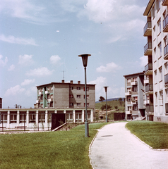 Magyarország, Tatabánya, Újvárosi lakótelep, Kós Károly utcai házak a Kőrösi Csoma Sándor tér felől nézve., 1967, Építésügyi Dokumentációs és Információs Központ, VÁTI, színes, Fortepan #29358