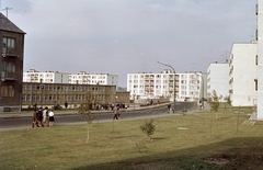 Magyarország, Tatabánya, Újvárosi lakótelep, Komáromi utca, balra az Általános Iskola (később Szent Margit Általános Iskola)., 1967, Építésügyi Dokumentációs és Információs Központ, VÁTI, színes, Fortepan #29359