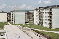 Magyarország, Tatabánya, Újvárosi lakótelep, Kós Károly utcai házak a Kőrösi Csoma Sándor tér felől nézve., 1965, Építésügyi Dokumentációs és Információs Központ, VÁTI, színes, Fortepan #29361