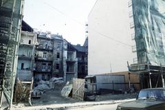 Magyarország, Budapest VII., Nagydiófa utca 11. szám alatti üres telek. Folyik a Wesselényi utca-Nagydiófa utca-Klauzál tér-Nyár utca által határolt tömb átépítése., 1987, Budaházi László, Budapest, Fortepan #293900