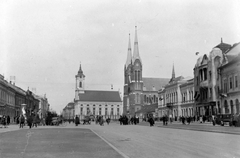 Magyarország, Békéscsaba, Szent István tér, szemben az Evangélikus nagytemplom, tőle jobbra a Páduai Szent Antal római katolikus templom és a Városháza., 1927, Szávoszt-Vass Dániel, kerékpár, templom, plakát, zászló, utcakép, életkép, építészet, hirdetőoszlop, fogat, vagon, katolikus, neogótika, automobil, kisvasút, Hofhauser Antal-terv, Fortepan #29413