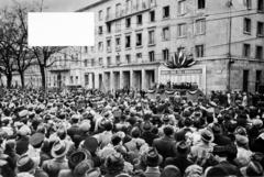 Magyarország, Budapest VIII., II. János Pál pápa (Köztársaság) tér, az MSZMP nagygyűlése a párt Budapesti Bizottságának székháza előtt, 1957. március 29-én., 1957, Fortepan/Album088, Budapest, Fortepan #294162