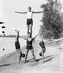 Hungary, Göd, Alsógöd (ekkor önálló, ma a város része), Gödi-sziget., 1930, Szávoszt-Vass Dániel, bathing suit, tableau, men, summer, woman, shore, exercise, feat, spreading, handstand, human pyramid, spread out arms, Fortepan #29419