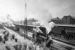 Hungary, Győr, vasútállomás., 1955, UVATERV, steam locomotive, Hungarian Railways, railway, winter, MÁV Class 375, MÁV Class 411, MÁV Class 242, Fortepan #2942