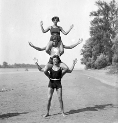 Hungary, Göd, Alsógöd (ekkor önálló, ma a város része), Gödi-sziget., 1930, Szávoszt-Vass Dániel, bathing suit, tableau, men, summer, woman, shore, exercise, feat, spreading, sitting on the shoulders, human pyramid, spread out arms, Fortepan #29420