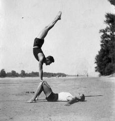 Hungary, Göd, Alsógöd (ekkor önálló, ma a város része), Gödi-sziget., 1930, Szávoszt-Vass Dániel, bathing suit, men, summer, shore, exercise, feat, handstand, Fortepan #29421