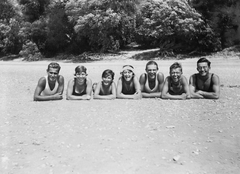 Hungary, Göd, Alsógöd (ekkor önálló, ma a város része), Gödi-sziget., 1930, Szávoszt-Vass Dániel, bathing suit, tableau, women, men, summer, fun, shore, kid, lying on stomach, Fortepan #29422