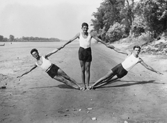 Hungary, Göd, Alsógöd (ekkor önálló, ma a város része), Gödi-sziget., 1930, Szávoszt-Vass Dániel, bathing suit, tableau, men, summer, humour, shore, feat, Fortepan #29424