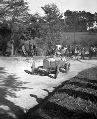 Magyarország, Budapest XII., Hans Stuck Austro-Daimler versenyautóval a KMAC kilencedik hegyiversenyének résztvevője, az 1928-as svábhegyi verseny edzésén., 1928, Szávoszt-Vass Dániel, osztrák gyártmány, autóverseny, sokaság, versenyautó, automobil, Austro-Daimler-márka, Budapest, Fortepan #29435