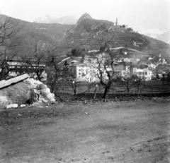 Italy, Borgo Valsugana, fent a Telvana kastély (Castel Telvana), jobbra a Páduai Szent Antal-templom (Chiesa di Sant'Antonio di Padova)., 1918, Urbánné dr. Lux Judit, mountain, picture, house, photo aspect ratio: square, Fortepan #294752