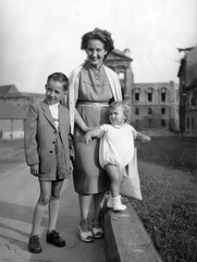 Hungary, Budapest I., Dísz tér, háttérben a Honvéd Főparancsnokság épületének maradványa., 1956, Gál László, family, tableau, boys, mother, Budapest, Fortepan #29479