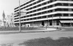Hungary, Kecskemét, Kossuth tér, balra a görögkeleti szerb templom, jobbra a "Lordok háza" társasház., 1970, Szilágyi Lajosné, Fortepan #294807