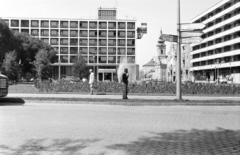 Hungary, Kecskemét, Kossuth tér, balra az Aranyhomok szálló, középen hátul a görögkeleti szerb templom., 1970, Szilágyi Lajosné, Fortepan #294808