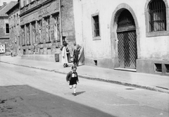 Magyarország, budai Vár, Budapest I., előtérben az Úri utca 9., 1957, Gál László, utcakép, kisfiú, Budapest, Fortepan #29481