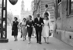 Magyarország, Budapest VIII., a Baross utca a Vajdahunyad utca torkolatánál. Háttérben a Horváth Mihály téren a Szent József-templom., 1959, Szilágyi Lajosné, Budapest, Fortepan #294819
