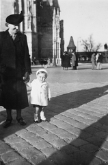 Magyarország, budai Vár, Budapest I., Szentháromság tér, háttérben a Mátyás-templom és a Halászbástya., 1949, Gál László, Budapest, nagyszülő, kézenfogva, kisfiú, Fortepan #29486