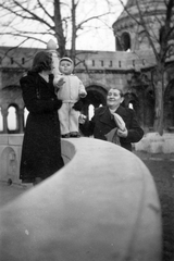 Magyarország, budai Vár, Budapest I., Szentháromság tér, a Szent István szobor kőkerítése, háttérben a Halászbástya., 1949, Gál László, Budapest, nagyszülő, kisfiú, anya, Fortepan #29488