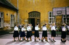 Magyarország, Győr, Liszt Ferenc utca 17., ballagási ünnepség a Zrínyi Ilona Gimnázium udvarán., 1978, Szilágyi Lajosné, ballagás, Fortepan #294900