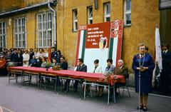Magyarország, Győr, Liszt Ferenc utca 17., ballagási ünnepség a Zrínyi Ilona Gimnázium udvarán., 1978, Szilágyi Lajosné, ballagás, Fortepan #294901