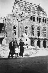 Hungary, Budapest I., Szentháromság tér, háttérben a régi Pénzügyminisztérium romos épülete., 1947, Gál László, war damage, damaged building, public building, Neo-Gothic-style, Budapest, Sándor Fellner-design, girl, lady, gentleman, tableau, Fortepan #29491