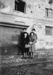 Hungary, Budapest I., Tóth Árpád sétány, Esztergomi rondella, előtérben Görgey Artúr ledöntött szobrának talapzata, háttérben a Hadtörténeti Múzeum., 1947, Gál László, hat, war damage, tableau, women, men, glasses, handbag, Budapest, Arthur Görgey-portrayal, Fortepan #29496