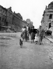 Magyarország, budai Vár, Budapest I., Királyi Palota (később Budavári Palota) Hunyadi udvara a Szent György tér felé nézve, balról az Istállóépület, hátrébb a József főhercegi palota romjai., 1949, Gál László, kutya, csoportkép, nők, férfiak, kisfiú, Budapest, Fortepan #29505