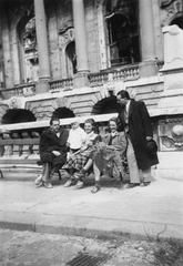 Magyarország, budai Vár, Budapest I., a Királyi Palota (később Budavári Palota) Hunyadi udvara a bálterem homlokzata előtt., 1949, Gál László, csoportkép, nők, férfiak, kisfiú, Budapest, golyónyom, Fortepan #29507