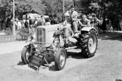 Magyarország, Városliget,Budapesti Ipari Vásár, Budapest XIV., Dutra U-28 típusú traktor a Vörös Csillag Traktorgyár kiállítási területén., 1959, Török Kálmán, Dutra-márka, traktor, Dutra U28, Budapest, Fortepan #295149