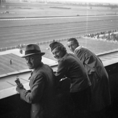 Magyarország, Budapest X., Albertirsai út, Lóversenypálya, I. helyi tribün, emeleti lelátó. Kalapban Schejbal József tizenegyszeres magyar sampion zsoké., 1937, Kölcsey Ferenc Dunakeszi Városi Könyvtár / Petanovits fényképek, híres ember, lovassport, Budapest, visszanézés, Fortepan #29523