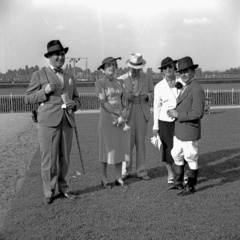 Magyarország, Budapest X., Albertirsai út, Lóversenypálya. Esch Győző zsoké (jobbra) és családja., 1937, Kölcsey Ferenc Dunakeszi Városi Könyvtár / Petanovits fényképek, kalap, nők, férfiak, kesztyű, távcső, elegancia, lóverseny, zsoké, Budapest, Fortepan #29548