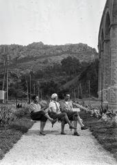 Franciaország, Saint-Raphaël, park a Viaduc d’Anthéor mellett, háttérben az Esterel-hegység (Massif de l'Esterel)., 1934, Karsai Kata, Fortepan #295533