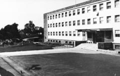 Hungary, Veszprém, Egyetem (Schönherz Zoltán) utca 10., a Veszprémi Vegyipari Egyetem (később Pannon Egyetem) A épülete. A felvétel a NEVIKI (Nehézvegyipari Kutató Intézet) épületének átalakításakor készült., 1949, Polinszky Tibor, Fortepan #295677