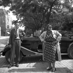 Magyarország, Kecskemét, Szabadság tér, háttérben a Cifra Palota., 1938, Kölcsey Ferenc Dunakeszi Városi Könyvtár / Petanovits fényképek, szecesszió, napszemüveg, automobil, csípőre tett kéz, Márkus Géza-terv, Fortepan #29568