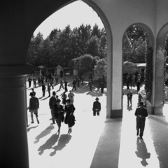 Magyarország, Budapest X., Albertirsai út, Lóversenypálya, I. helyi tribün bejárata, háttérben a főbejárat és az egyik kasszasor épülete., 1938, Kölcsey Ferenc Dunakeszi Városi Könyvtár / Petanovits fényképek, életkép, lóverseny, Budapest, Fortepan #29607