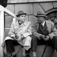 Hungary, Budapest X., Albertirsai út, Lóversenypálya, I. hely., 1938, Kölcsey Ferenc Dunakeszi Városi Könyvtár / Petanovits fényképek, hat, men, umbrella, double portrait, Budapest, wide sitting, Fortepan #29651