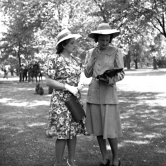 Hungary, Budapest X., Albertirsai út, Lóversenypálya., 1938, Kölcsey Ferenc Dunakeszi Városi Könyvtár / Petanovits fényképek, fashion, hat, women, handbag, double portrait, Budapest, Fortepan #29664