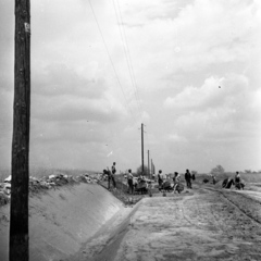 Hungary, Dunakeszi, út Imreháza felé., 1941, Kölcsey Ferenc Dunakeszi Városi Könyvtár / Petanovits fényképek, genre painting, road construction, wheelbarrow, Fortepan #29666