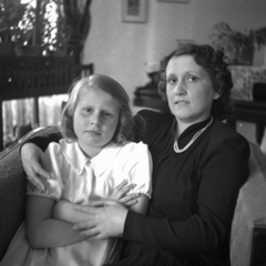 1938, Kölcsey Ferenc Dunakeszi Városi Könyvtár / Petanovits fényképek, girl, interior, double portrait, lady, arms crossed over the chest, arms around shoulders, Fortepan #29669