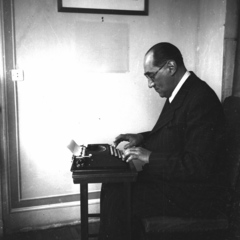 Hungary, Alag, Dunakeszi, Petanovits József szállodatulajdonos., 1938, Kölcsey Ferenc Dunakeszi Városi Könyvtár / Petanovits fényképek, typewriter, interior, man, Fortepan #29684