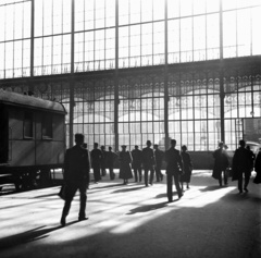 Hungary, Budapest VI., Nyugati pályaudvar., 1938, Kölcsey Ferenc Dunakeszi Városi Könyvtár / Petanovits fényképek, railway, shadow, Budapest, Gustave Eiffel-design, divided windows, Fortepan #29695