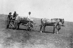 Magyarország, Hortobágy, tanulmányút szekéren, bal szélen Cholnoky Jenő földrajztudós., 1906, Cholnoky Tamás, kalap, ló, szekér, férfiak, sapka, csizma, Fortepan #29715