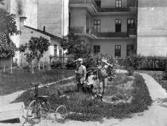 Románia,Erdély, Kolozsvár, Ferenc József út (Strada Horea) 9. számú ház udvara ., 1906, Cholnoky Tamás, napsütés, tricikli, gyerekek, gesztus, tisztelgés, Fortepan #29723