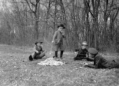 Romania,Transylvania, Cluj-Napoca, Hója erdő, szalonnát sütő gyerekek., 1907, Cholnoky Tamás, hat, bacon roasting, Fortepan #29731