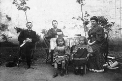 Romania,Transylvania, Cluj-Napoca, Ferenc József út (Strada Horea) 9. számú ház udvara., 1907, Cholnoky Tamás, yard, dotted dress, family, cake, Fortepan #29735