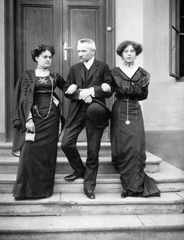 Serbia, Zrenjanin, Cholnoky Jenő földrajztudós., 1909, Cholnoky Tamás, celebrity, women, man, bowler hat, handbag, coat, suit, watch chain, dress, hold upper arms, three people, Fortepan #29745