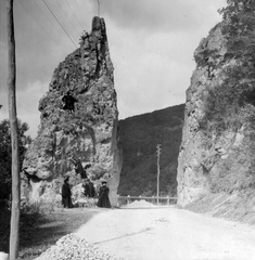 Romania,Transylvania, Rimetea, Aranyos völgye, Leánykakő., 1909, Cholnoky Tamás, rock, family, Fortepan #29748